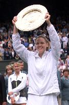 Davenport wins 1st Wimbledon women's singles title